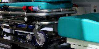 急救车救护车或重症监护室的内部，有用来运送病人的拉车