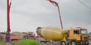 混凝土卡车在建筑工地卸下混凝土