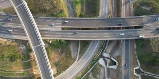 无人机拍摄的高速公路交叉点俯视图。