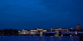时间流逝在圣彼得堡的离婚宫桥的夜晚。
