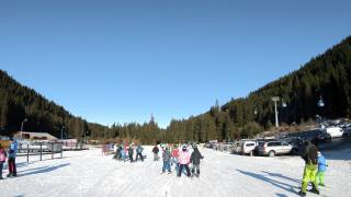 人们在保加利亚的滑雪胜地班斯科滑雪、单板滑雪视频素材模板下载