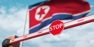 打开以朝鲜国旗为背景的吊杆门
