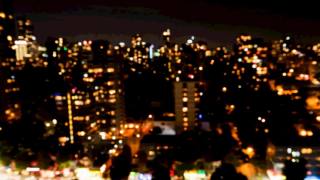 节日快乐的文字烟花爆裂，对夜景鸟瞰城市视频素材模板下载