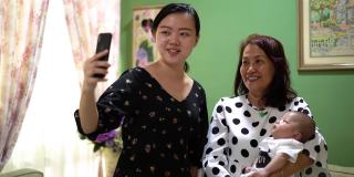 多代亚洲家庭用智能手机自拍