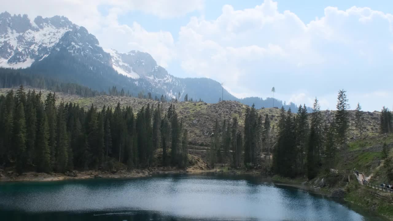 高耸入云的卡雷扎湖。阿尔卑斯山的一个可爱的地方。水中的倒影。阳光明媚的春天。静态照相机。Trentino Alto Adige. 4K UHD 59.94fps ProRes 422 HQ 10位