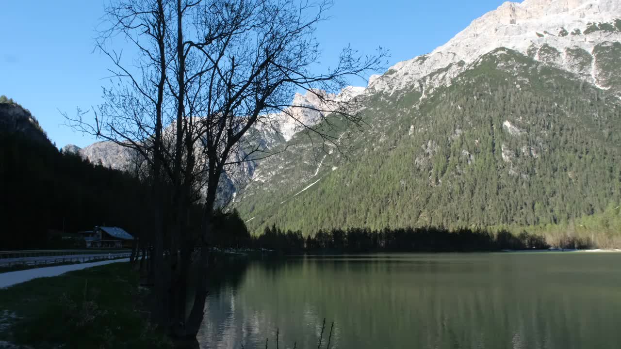 令人难以置信的高山湖泊，在白云石。意大利阿尔卑斯山的一个可爱的地方。水中的倒影。阳光明媚的春天。锅吧。Trentino Alto Adige. 4K UHD 59.94fps ProRes 422 HQ 10位