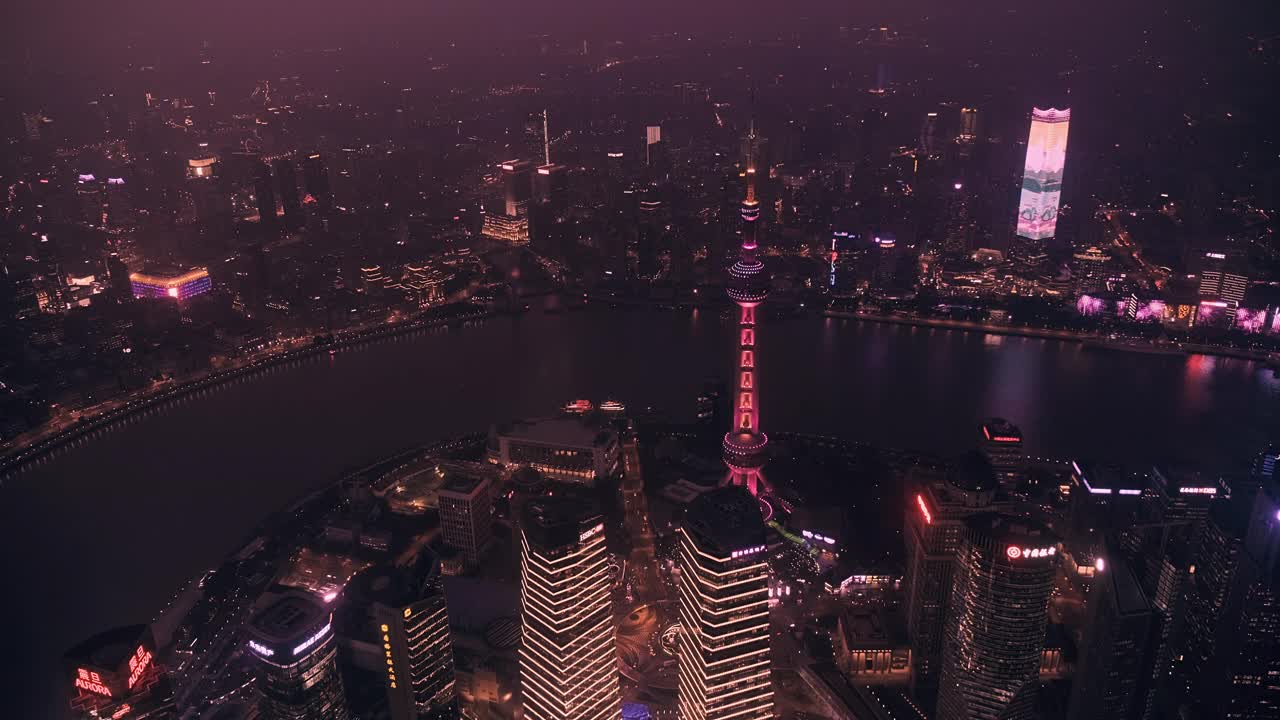 俯瞰外滩和东方明珠电视塔的夜景-上海