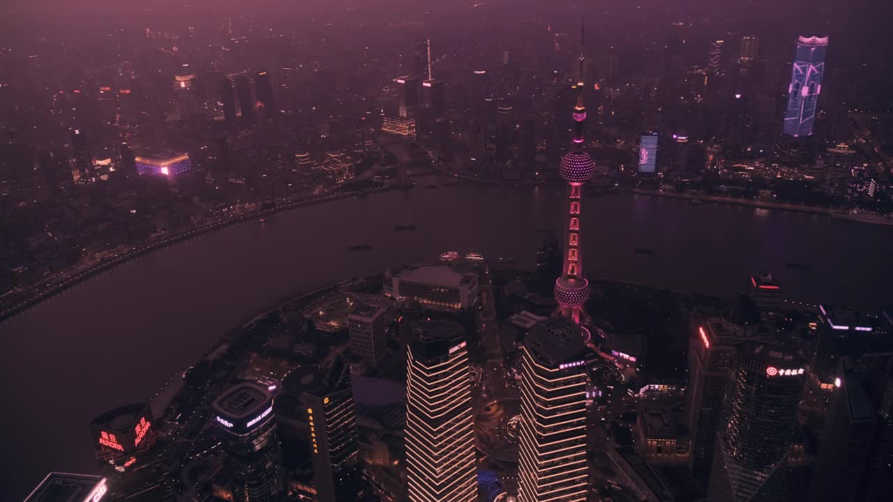 俯瞰外滩和东方明珠电视塔的夜景-上海