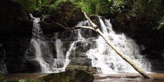 热带常绿森林中的一个美丽的大瀑布。泰国北部丰富的森林