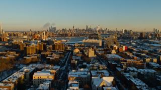 美国纽约市布鲁克林海军造船厂和威廉斯堡住宅区上空的曼哈顿，阳光明媚的冬日黎明。无人机视频与复杂的电影向后平移相机运动。视频素材模板下载