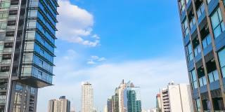 泰国曼谷市中心的生活方式，商务办公室，银行金融大厦，现代大厦，公寓在夏季蓝天白云背景下的城市。城里的天气很好。