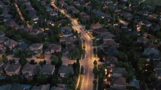 加拿大沃恩，伍德布里奇，伊斯灵顿大街的住宅分区鸟瞰图，独立和复式住宅视频素材模板下载