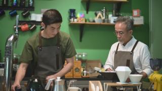 亚洲华人男咖啡师咖啡店老板正在和他的员工进行冷煮咖啡点滴培训视频素材模板下载