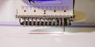 缝纫工厂视图。关闭自动机器在高速工作