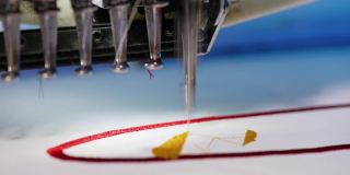 缝纫机厂生产。用几台缝纫机准备衣服