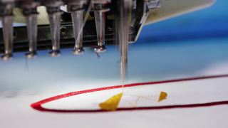 缝纫机厂生产。用几台缝纫机准备衣服视频素材模板下载