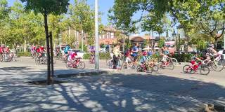 西班牙，马德里——9月11日:儿童和成人在马德里街头举行的自行车节。