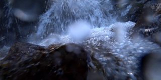 瀑布的强力喷射产生气泡