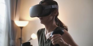 女子拳击在VR头盔训练在家里