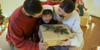 年幼的女儿感到高兴和兴奋庆祝节日圣诞节。