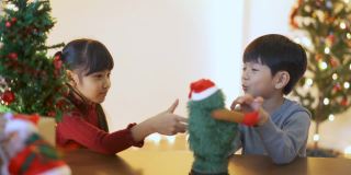 圣诞节那天，两个孩子在家里一起玩。