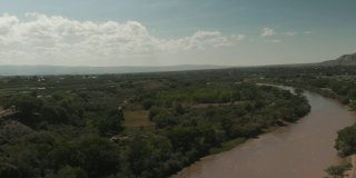 夏季无人机观察栅栏科罗拉多河流域农业绿地和水处理和BookCliff山脉