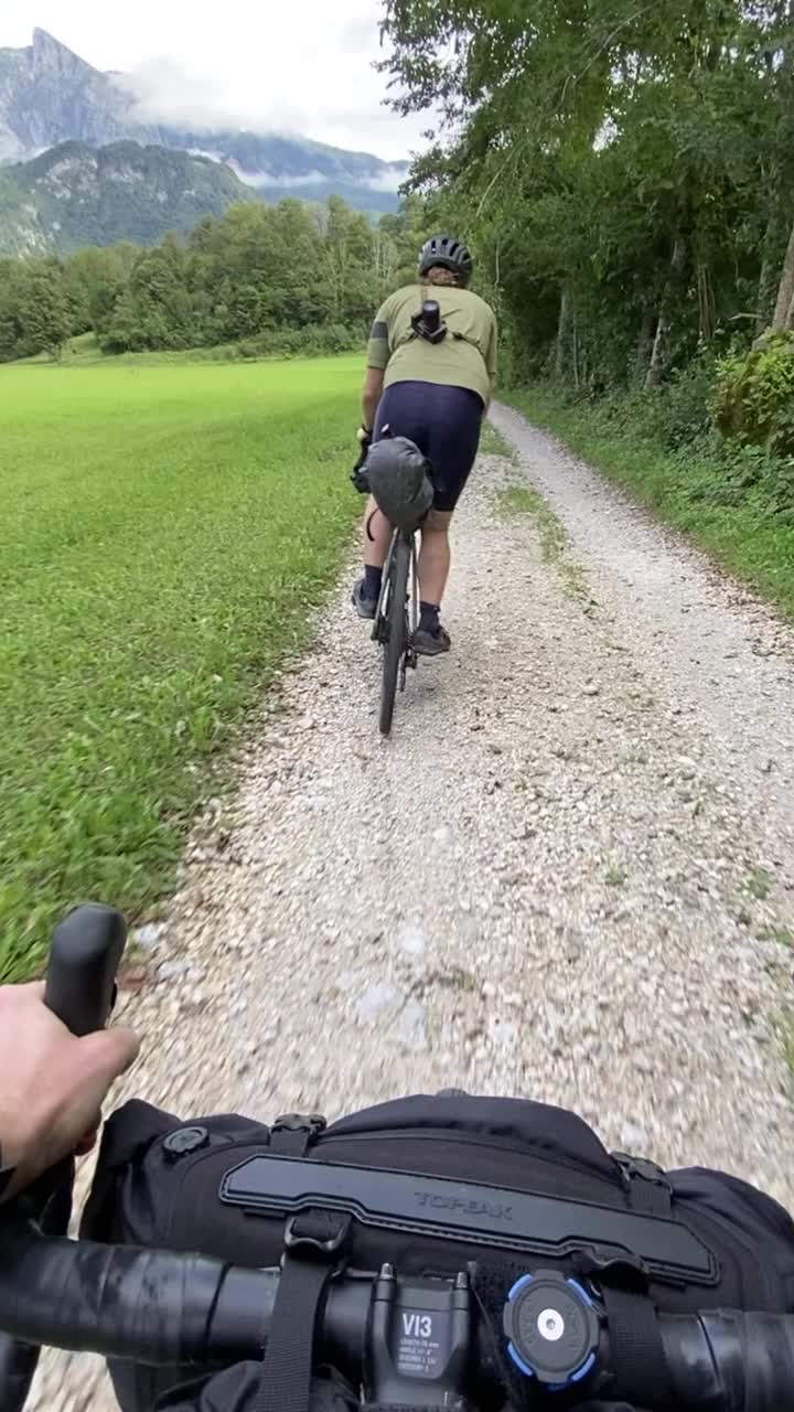 骑自行车的人在山上的碎石路上骑行
