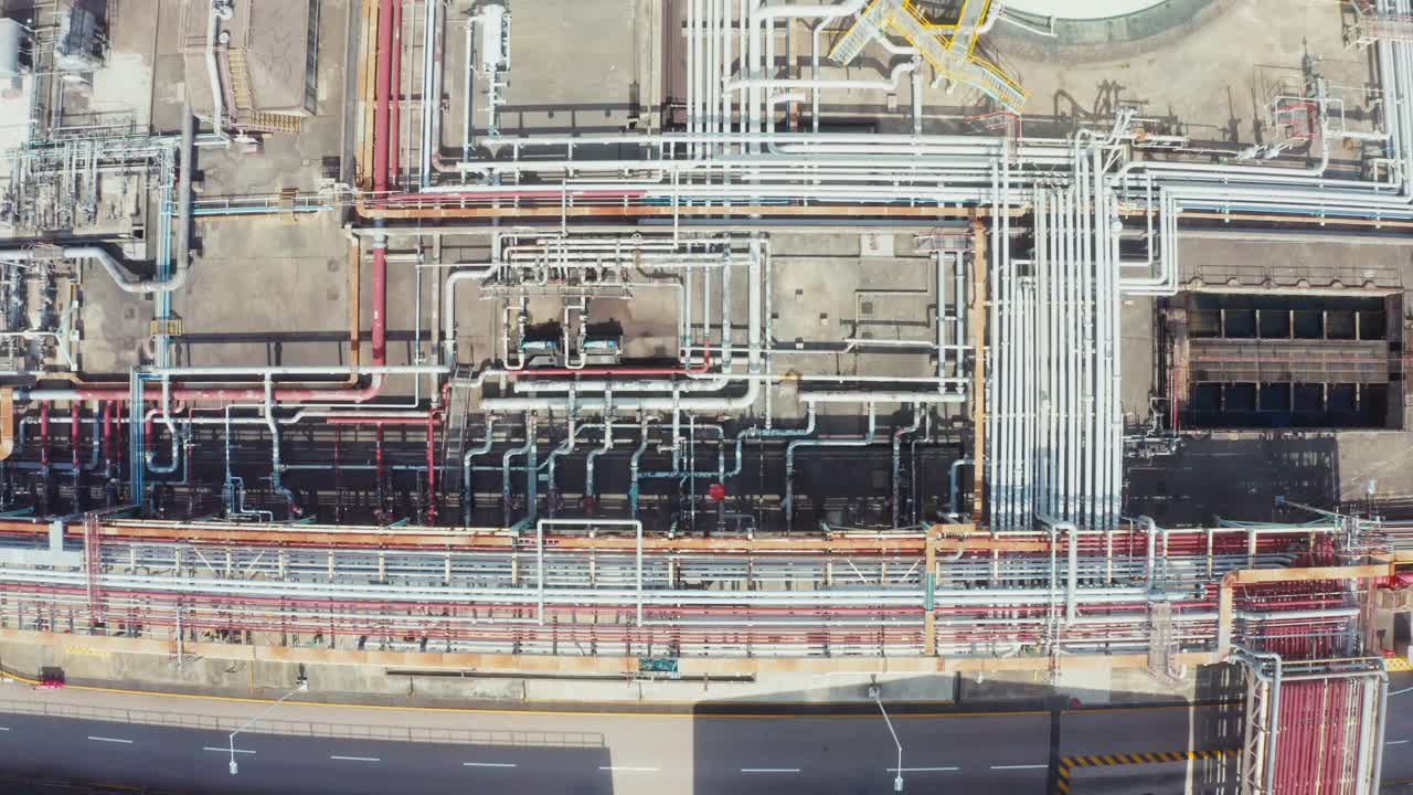 炼油厂和石化工厂的油罐视图