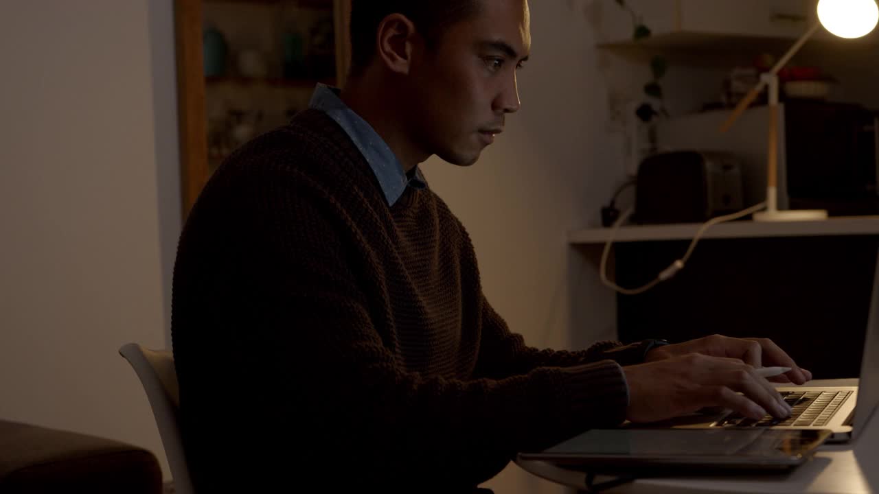 一个年轻的商人在家里用笔记本电脑工作的4k视频片段