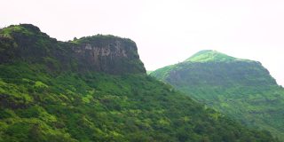 在印度古吉拉特邦，从萨普塔拉Table Point看到的总督山。自然背景。季风季节山上的云。