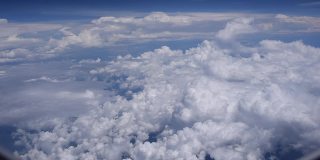 在飞机上拍摄平流层云