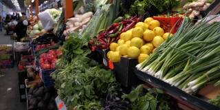 水果蔬菜市场，有各种颜色的新鲜和有机蔬菜，水果在农贸市场。成熟的西红柿，黄瓜，卷心菜，辣椒，蘑菇，莳萝，洋葱，苹果，大蒜在农贸市场。