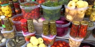 水果蔬菜市场与各种彩色泡菜和有机蔬菜水果农民市场。成熟的腌西红柿，黄瓜，卷心菜，辣椒，蘑菇，莳萝，洋葱，苹果，大蒜在农贸市场。