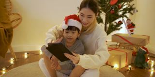 在COVID-19大流行期间，快乐的家庭通过视频通话庆祝圣诞节。