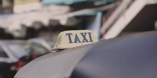 泰国嘟嘟车顶上的出租车标志关闭