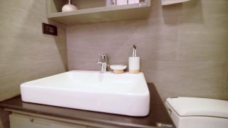 浴室的水龙头视频素材模板下载