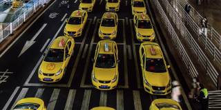 T/L PAN机场出口处黄色出租车排长队