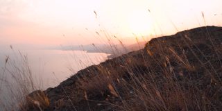 4 k的视频。日落时分，镜头穿过山上的草地，看到了克里米亚的黑海