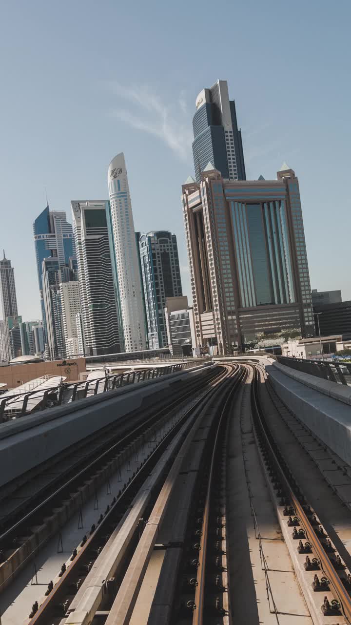 T/L POV地铁通过迪拜市中心/迪拜，阿联酋