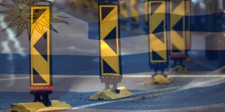 动画的乌拉圭国旗吹过的道路标志和网络聊天的语音泡泡