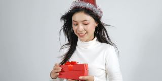 女人打开白色背景的圣诞礼品盒