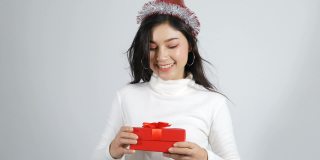 女人打开白色背景的圣诞礼品盒