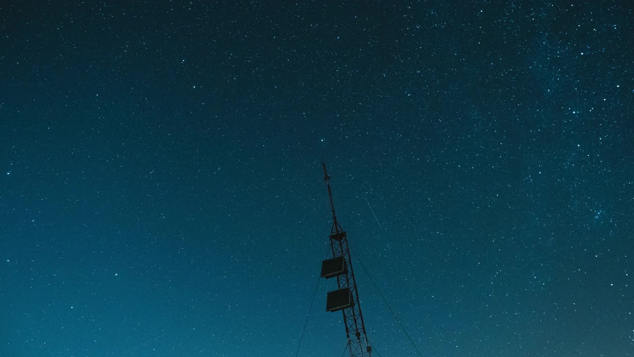 卫星通信塔在星空下的时间流逝