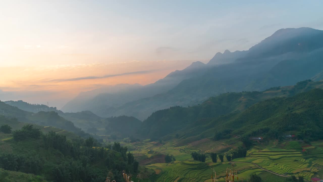 时间流逝，山脉景观，雾多风的山脉，绿色景观，亚洲农场。美丽的风景山绿色的田野草地白云蓝天日出。乡村太阳光线天堂