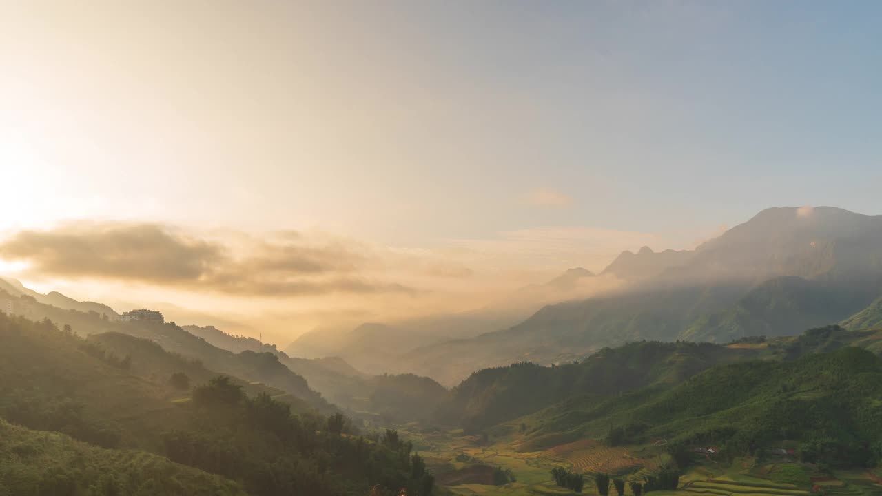 时光流逝，日落山峦，风景秀丽薄雾，黄昏金色时光，天空戏剧性。时光流逝美丽的风景运动高山山脊薄雾平移全景风景黎明戏剧性的天空。