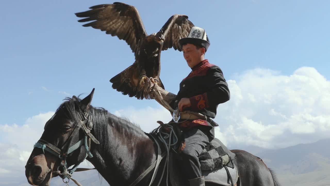 在吉尔吉斯斯坦的天山，骑在马上的鹰猎人