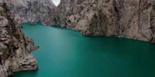 吉尔吉斯斯坦荒野中风景秀丽的蓝山湖的鸟瞰图