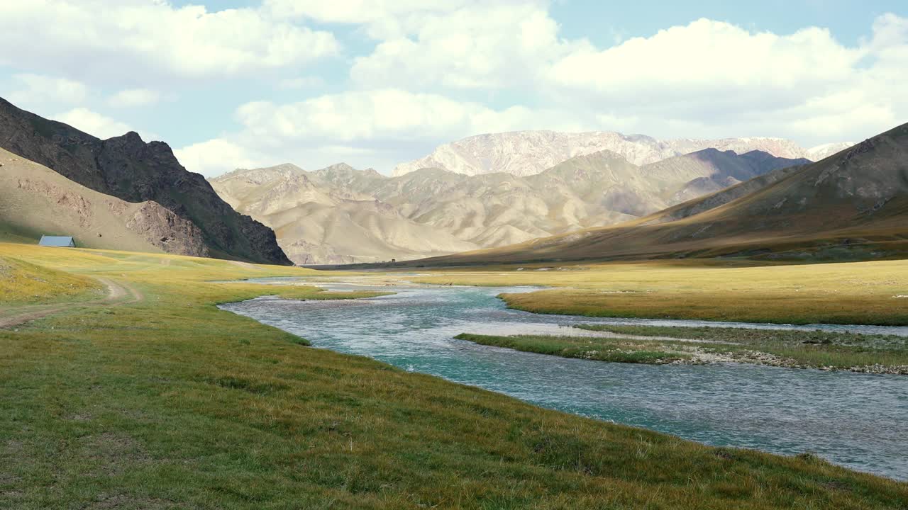 吉尔吉斯斯坦的多彩山谷和冰川河流的风景