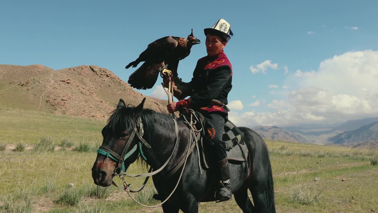 在吉尔吉斯斯坦的天山，骑在马上的鹰猎人