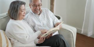 老夫妇读了一本书，幸福地退休在家